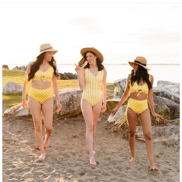 Imagine Perry yellow polka dot bikini for Jilly box - Picture 9 of 10